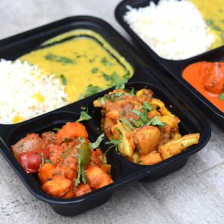 LUNCH Box - Chicken: Chicken tika masala, Chili Chicken, Rice & Naan